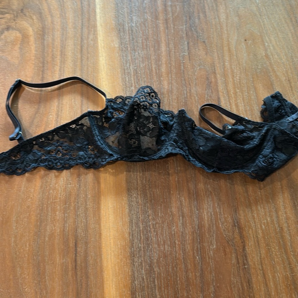 Pretty black lace bra 32C